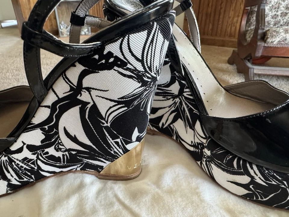 罕见 Versace Medusa 黑色白色花卉丝绸皮革厚底楔形凉鞋 8 — 第 2/4 张图片