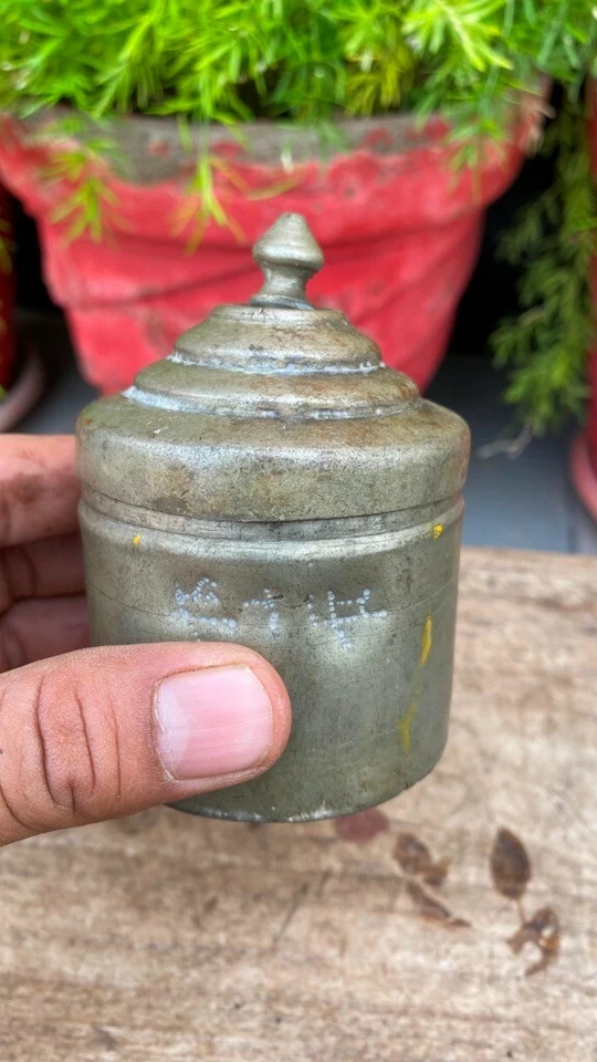 Antigua caja de tuercas de betel tallada a mano de latón caja de tabaco caja sindoor caja Tika Foto 4 de 4