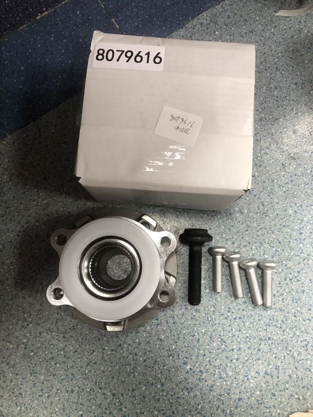 Wheel Hub Flange+Bearing+Bolts Kit For Audi A4 A5 A6 A7 A8 Q5 2.0 TDI