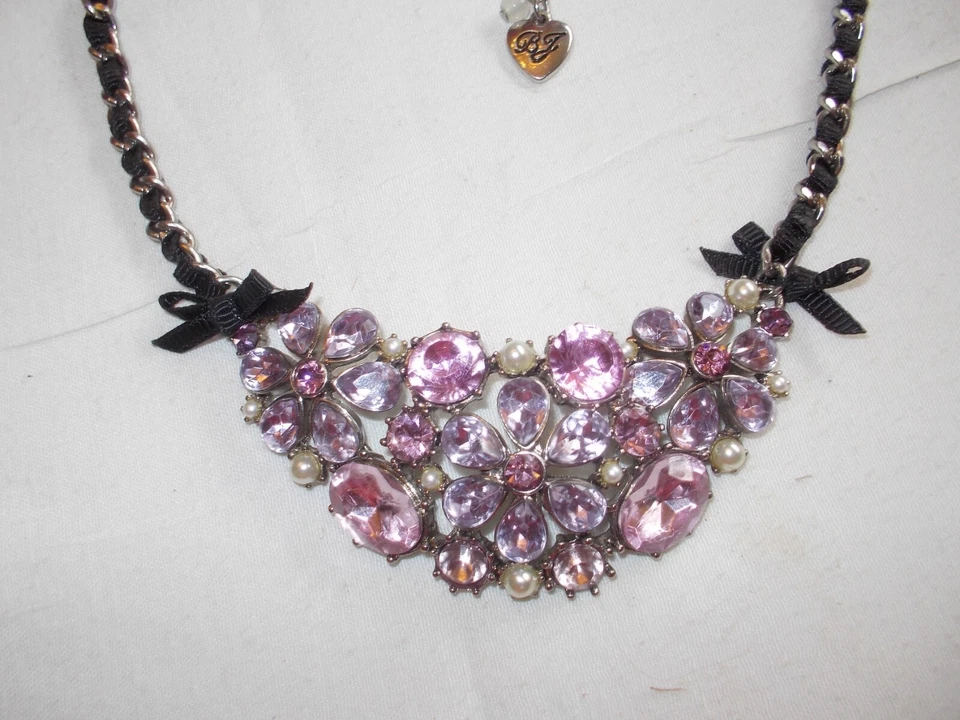 BETSEY JOHNSON LOVELY PINK FLORAL CRYSTAL AND FAUX PEARL CLUSTER NECKLACE-NWOT - Imagem 3 de 4