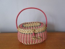 Ancien panier à couvercle avec anse en osier tressé & scoubidous de couleurs