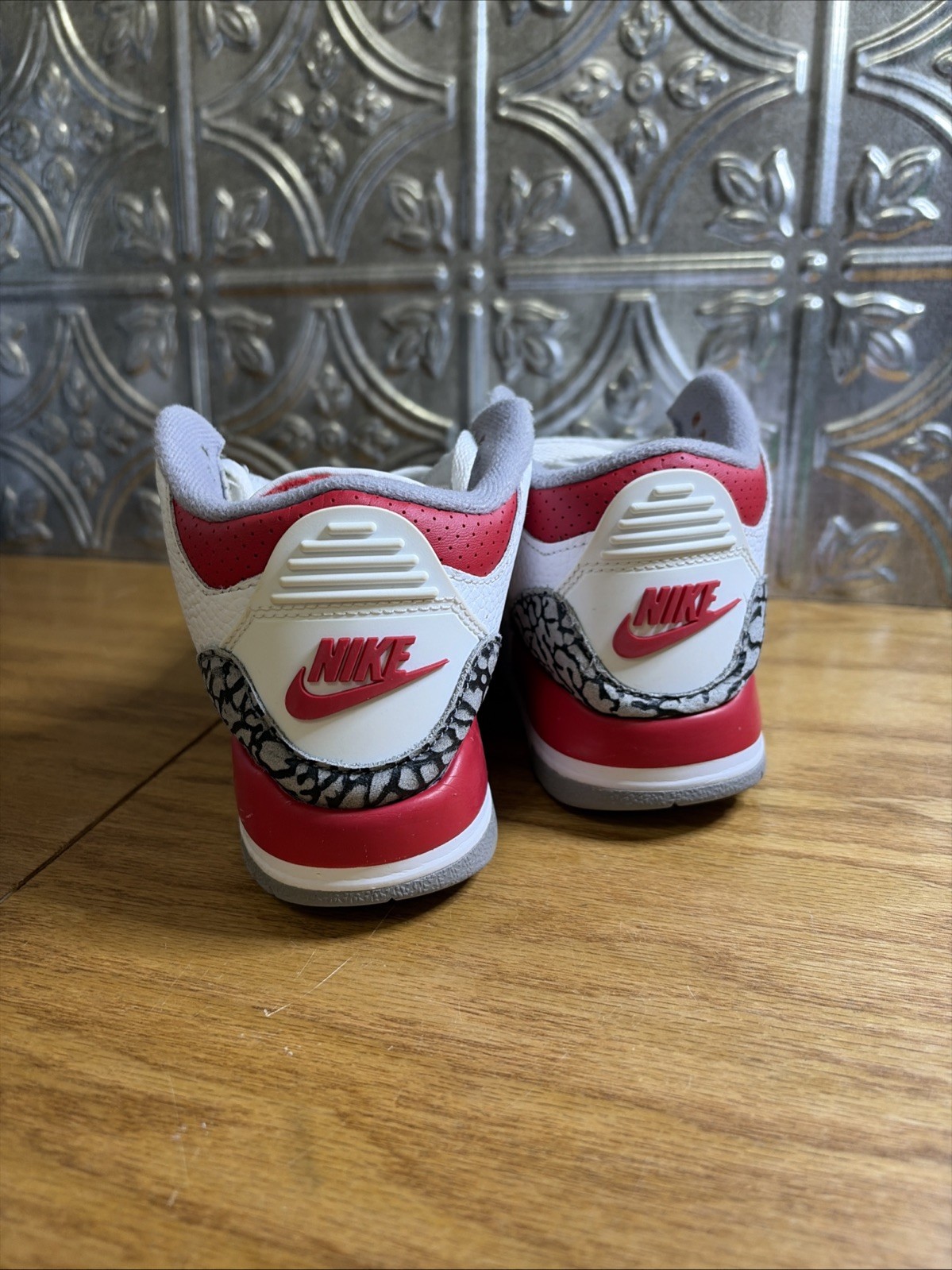 Air Jordan 3 Retro Fire Red PS Boys Shoe Size 2.5Y Red DM0966-160 thumbnail 2