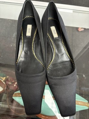 mocasines de seda negros de la marca Prada, diseño elegante y suela plana.