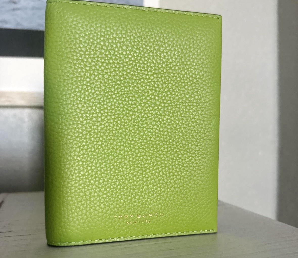 NWOT Tory Burch New York Leather Passport Case Wallet Green With Gold Logo