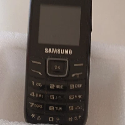 Téléphone Mobile Noir Samsung Avec Sont Chargeur Samsung.