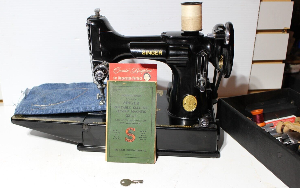 ブラックレーシング　miya 221 Vintage 1947 Singer Featherweight Model 221-1 , AH218595 w/Hard