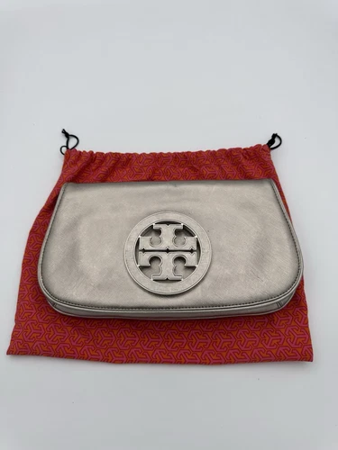 Borsa pochette Tory Burch argento metallizzato pelle morbida logo
