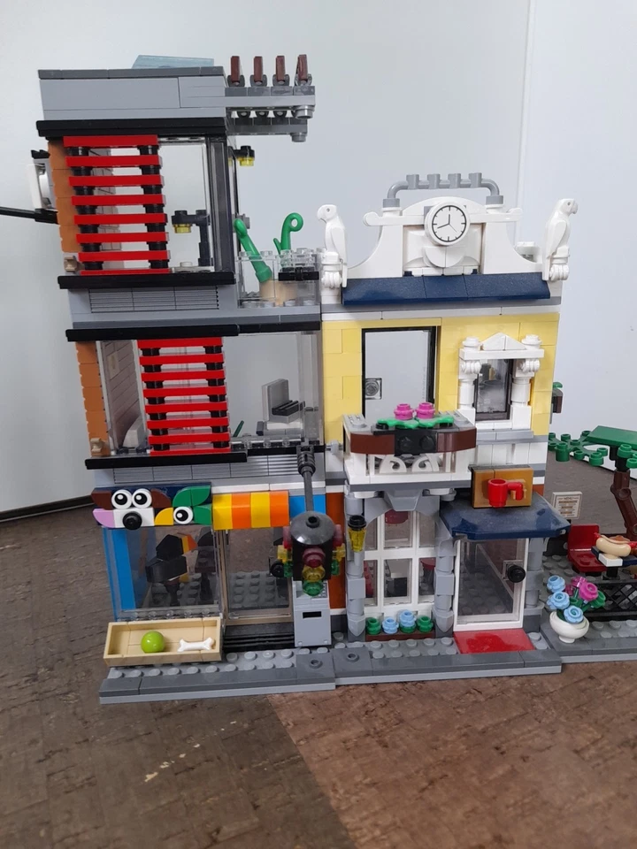 LEGO Creator 31097 Townhouse Pet Shop & Café, Foto 1 von 5