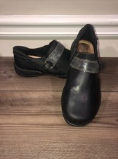 Clarks Collection women s slip on casual shoes, black leather size 8