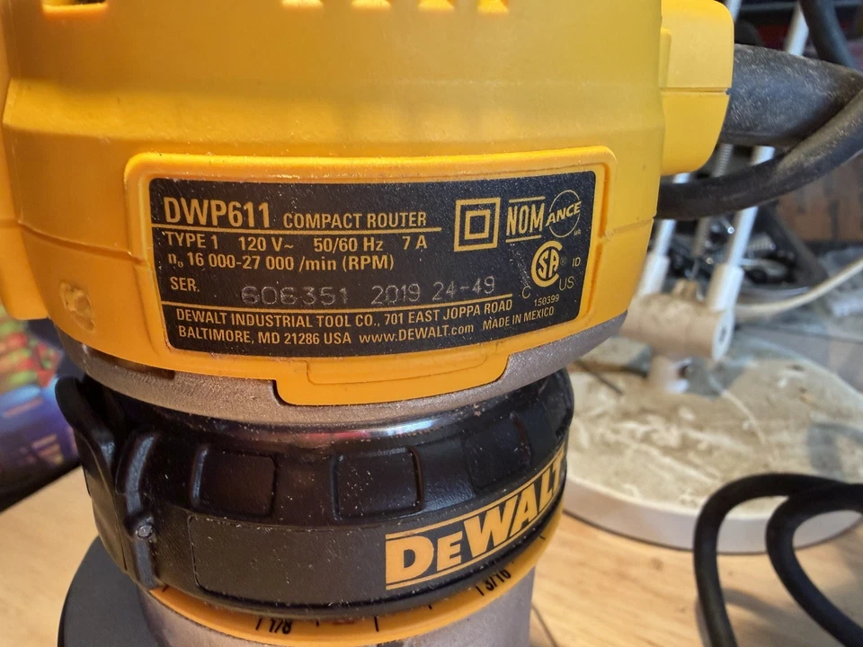 DEWALT 路由器套件 2 1/4 惠普 12 安培蹦极和固定底座变速 8 至 24k — 第 3/4 张图片