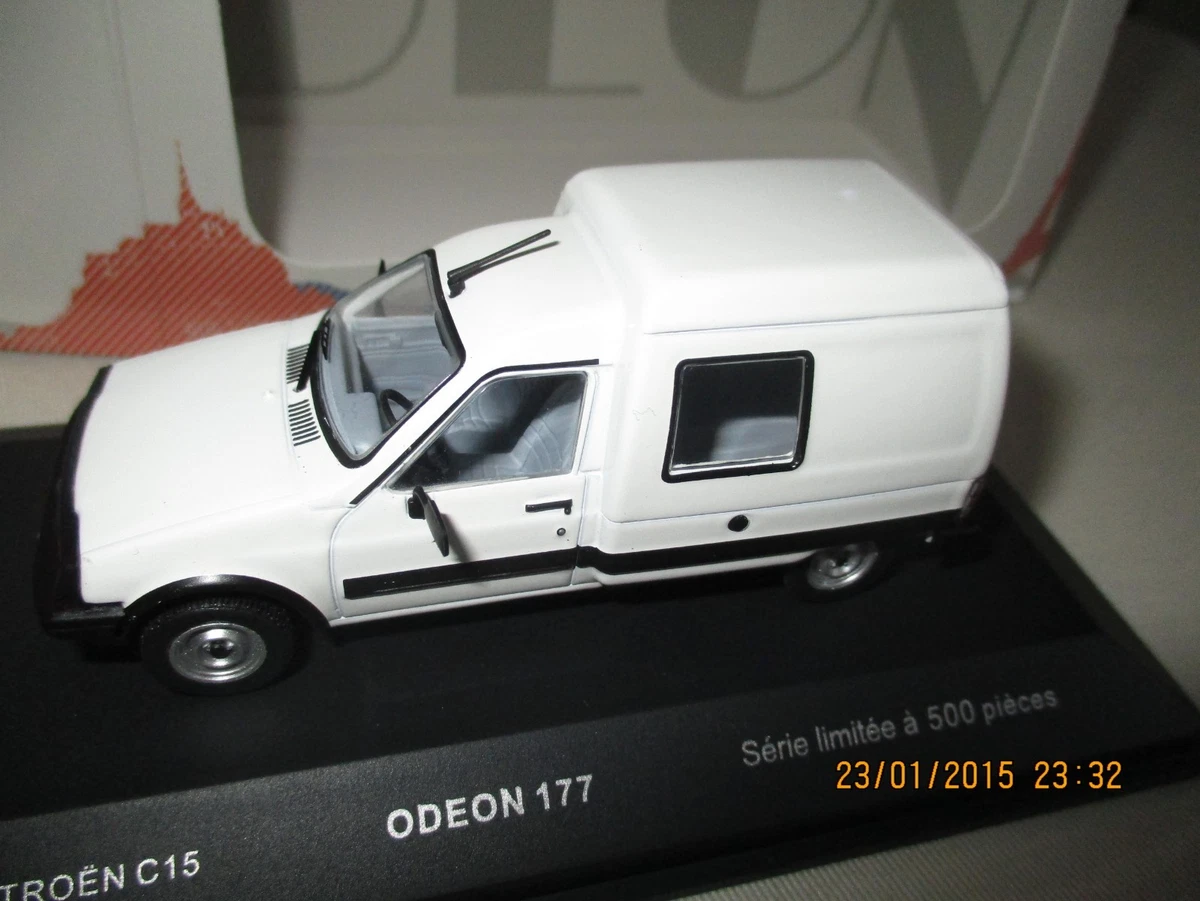 Voiture utilitaire Citroën C15 blanc avec une échelle de 1/43