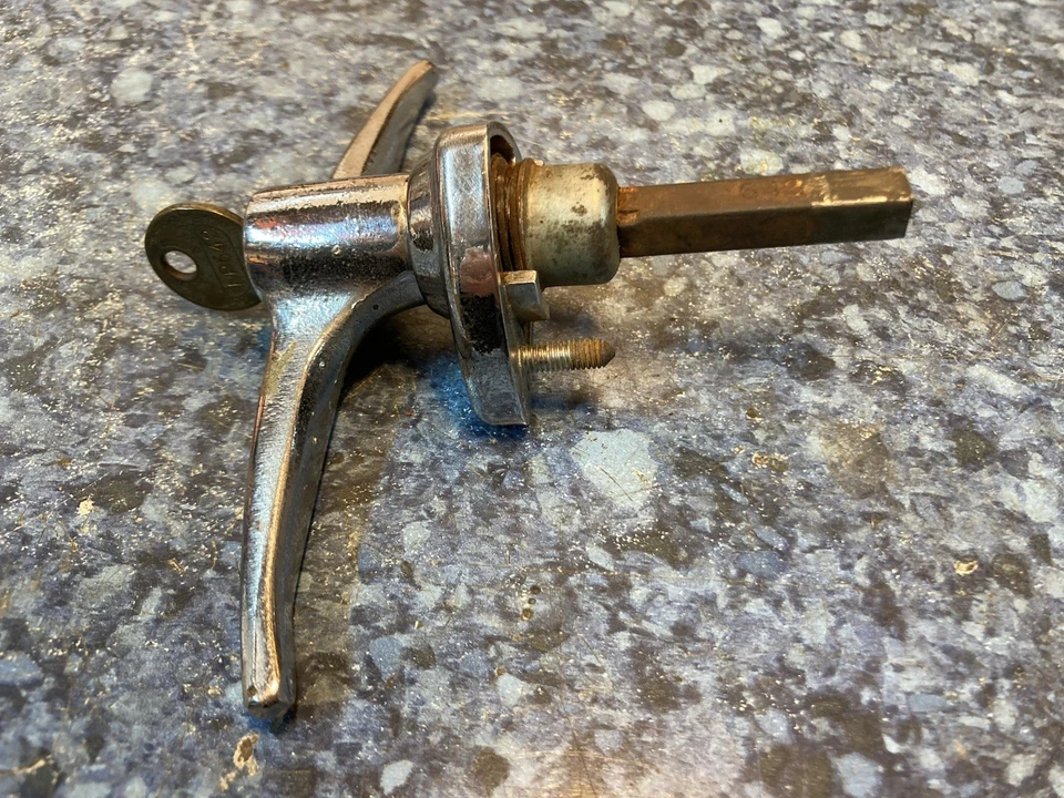 Morris Minor 1000 (1955-1971) Saloon & Convertible Boot Handle With Key Stock02 - Image 3 of 4