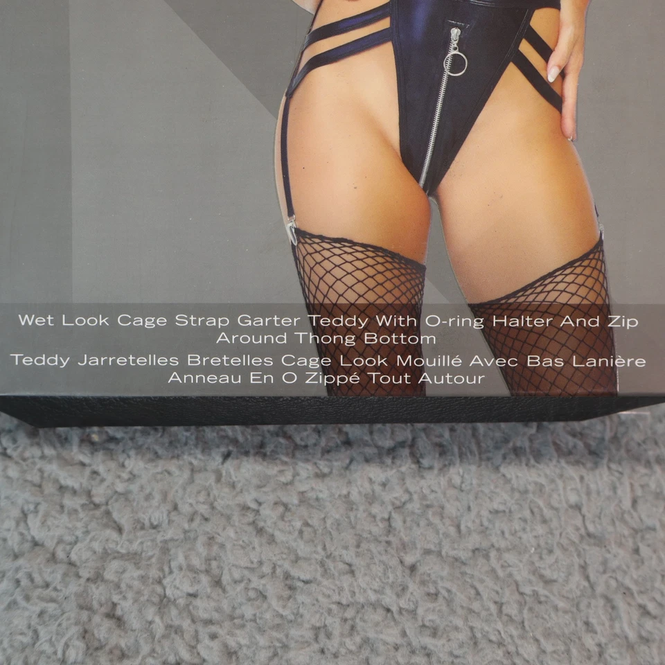 Juego de halter con fondo de tanga Kink by Leg Avenue negro con cremallera aspecto húmedo Foto 4 de 4