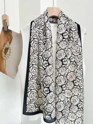 Roses Print 100% Mulberry Silk Crepe Shawl Neckerchief Oblong Scarf Black/Cream