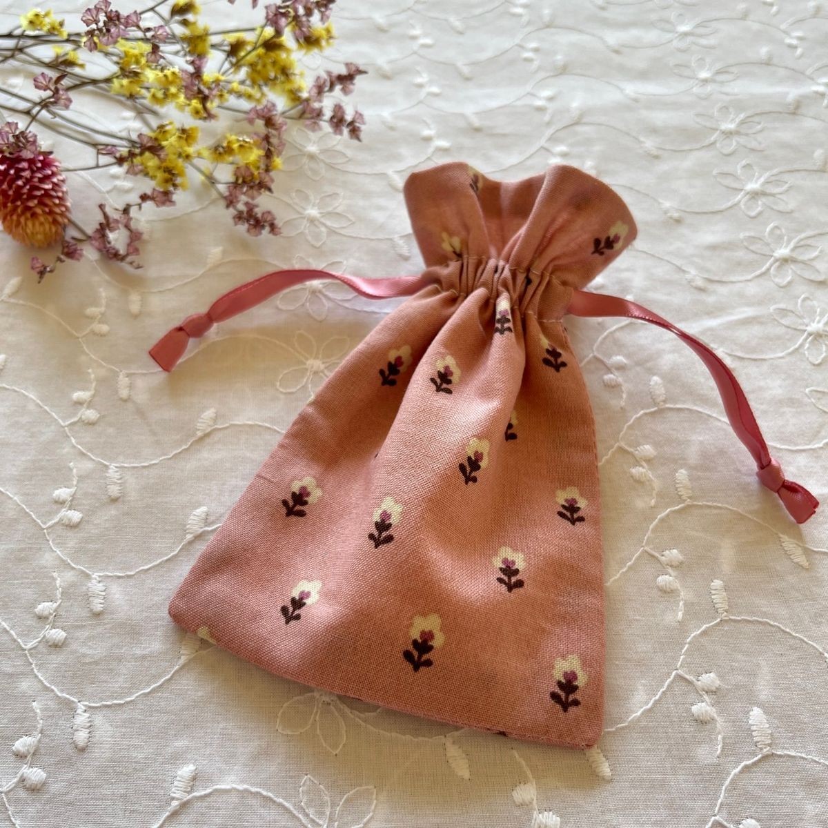 [] Dull pink floral pattern mini drawstring bag - image 1