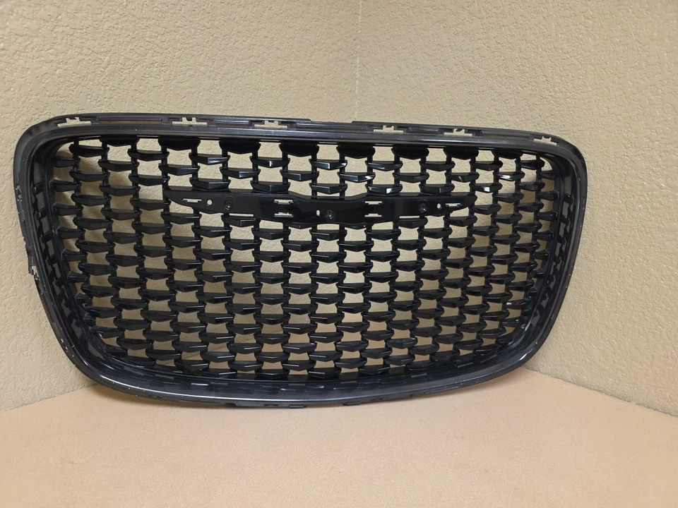 Grelha frontal Chrysler 300 2016-2020 6DF46DX8AB OEM ACABAMENTO PRETO - Imagem 2 de 4