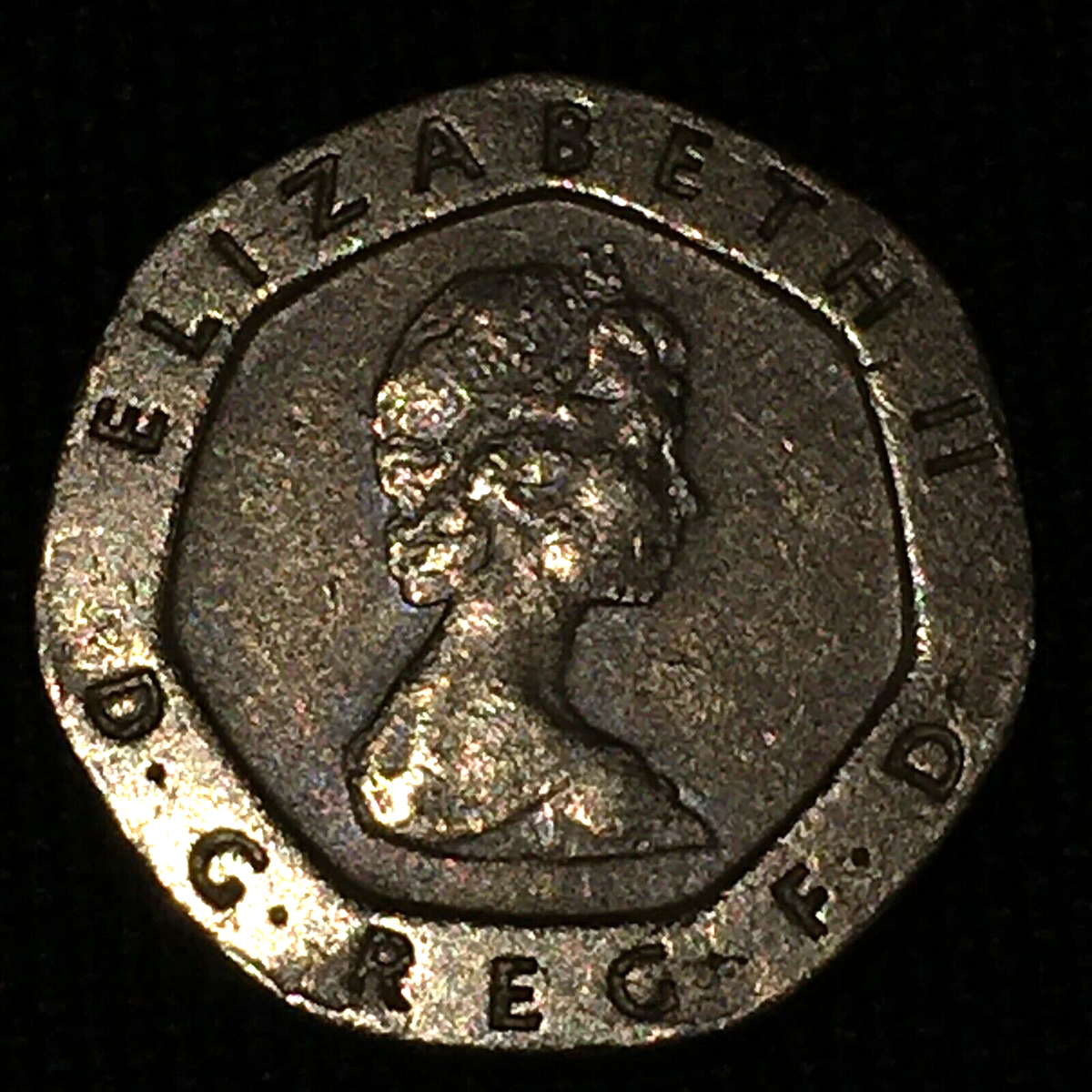 1982 Coin EUROPE Flower Leaf Crown Queen Elizabeth II Collectible