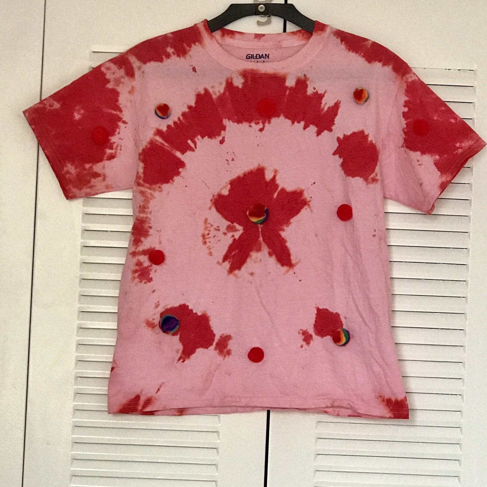 Chemise Tie-dye Gildan Manches Courtes, Rouge Et Rose, Pompons, Taille Enfant 14 Ans