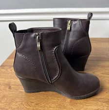 Vepose Women's 9679 Low Wedge Boots Comfortable Ankle Boots Size 7.5 Brown