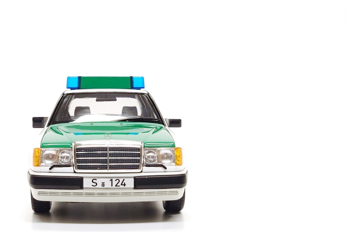 レベル　1/18　ベンツ　２３０E REVELL 1983 Mercedes Benz 230E W123 Green Metallic LE of