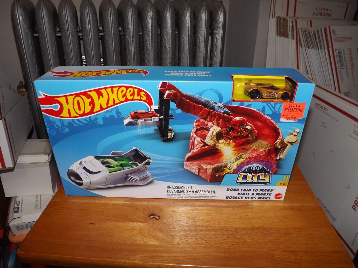 Hot Wheels City Road Trip to Mars Playset - We-R-Toys