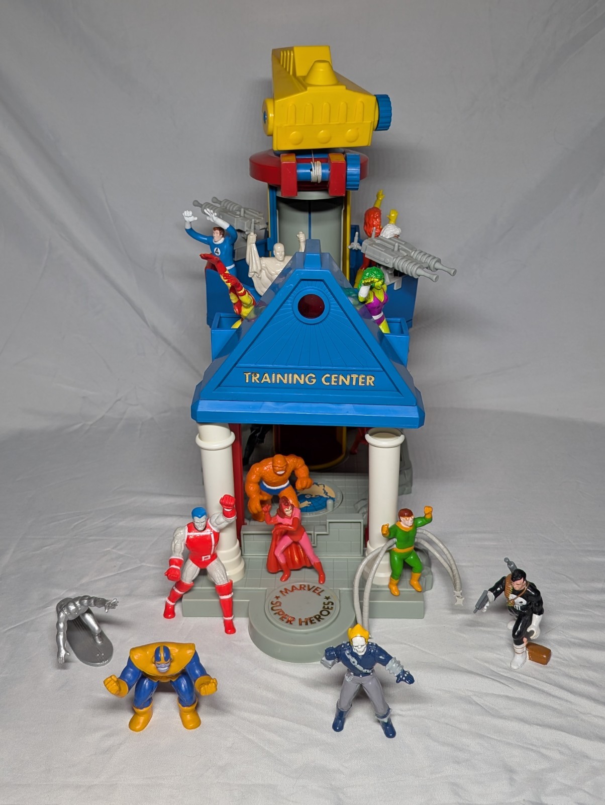 Vintage 1990 MARVEL SUPER HEROES Training Center Toy Biz With 17 Figures