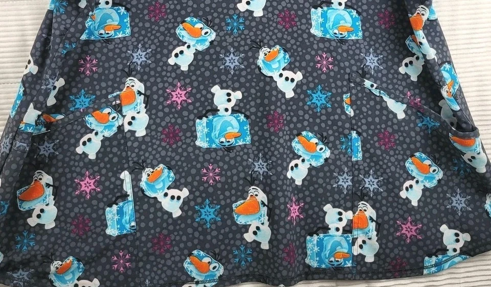 Blusa Médica Disney Frozen Olaf Para Mujer 2XL Gris Estampado de Copo de Nieve Bolsillos con Cuello en V Foto 2 de 4