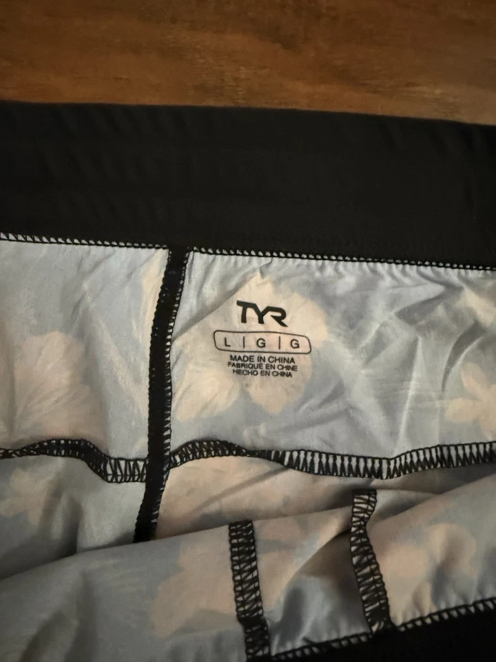 TYR Men's Large Floral Unbroken UnLined Short 7" EUC - Image 2 of 4