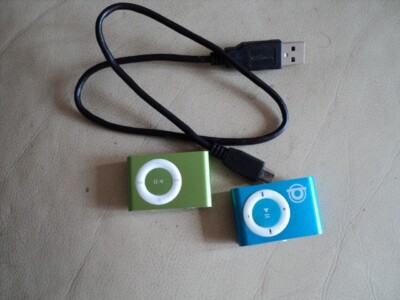 Apple iPod Shuffle A1204 grün (2. Generation) MP3-Mediaplayer & ein weiterer