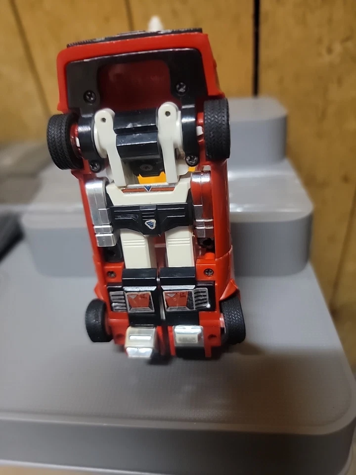 VINTAGE TRANSFORMERS TAKARA COUNTACH CAR FLAWED INCOMPLETE FOR PARTS - Image 4 of 4