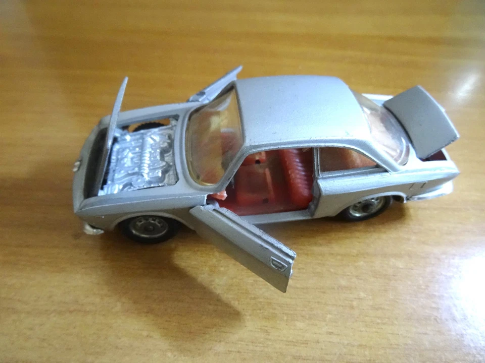 Alfa Romeo Giulia GT Politoys-M Made in Italy Scala N°500 avec suspension - Photo 4/4