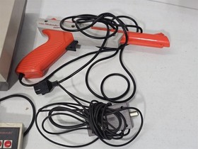 J-425 VINTAGE ORIGINAL NINTENDO NES GAME CONSOLE W/ CONTROLLERS