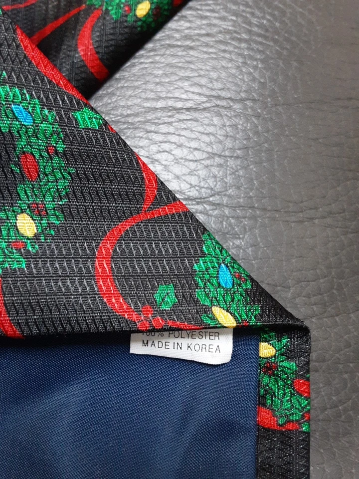 Corbata de Navidad Coronas Negras Verdes Cinta Roja Renacimiento Hecha a Mano Foto 4 de 4