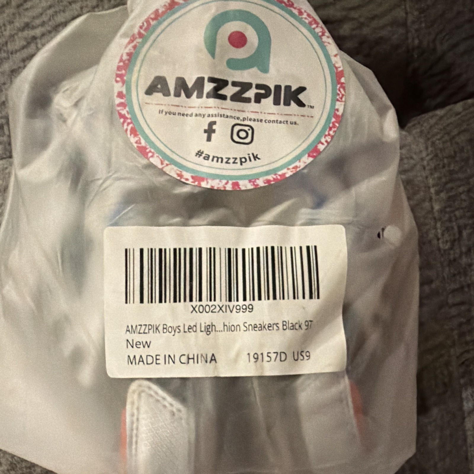 AMZZPIK Boys LED Light-Up Athletic Low Top Sneakers Hook & Loop US 9