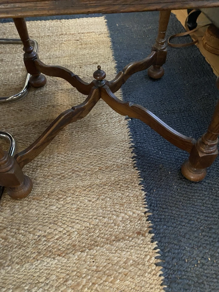 Mesa auxiliar Ethan Allen Royal Charter roble country francesa Foto 3 de 4