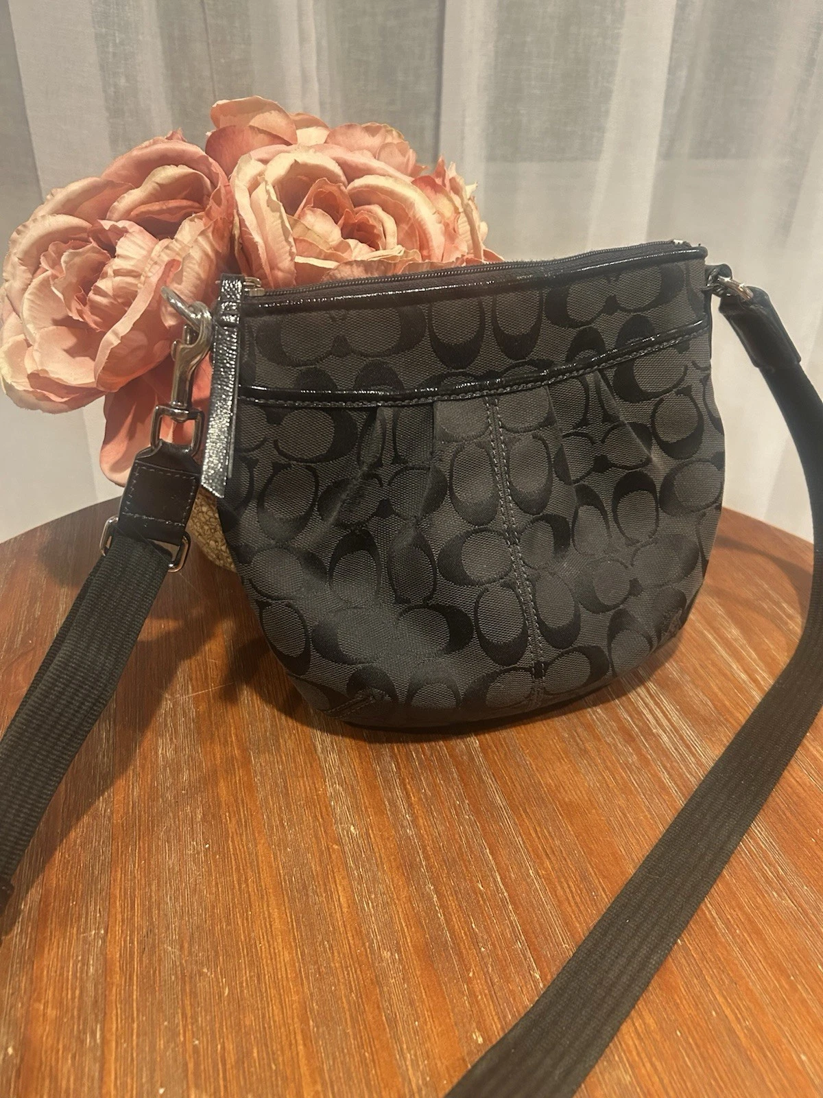 Borsa messenger Coach Signature jacquard plissettata swingpack nera