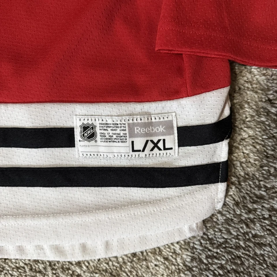 Camiseta deportiva de los Chicago Blackhawks juvenil grande XL NHL hockey Jonathan Toews 19 Reebok Foto 3 de 4