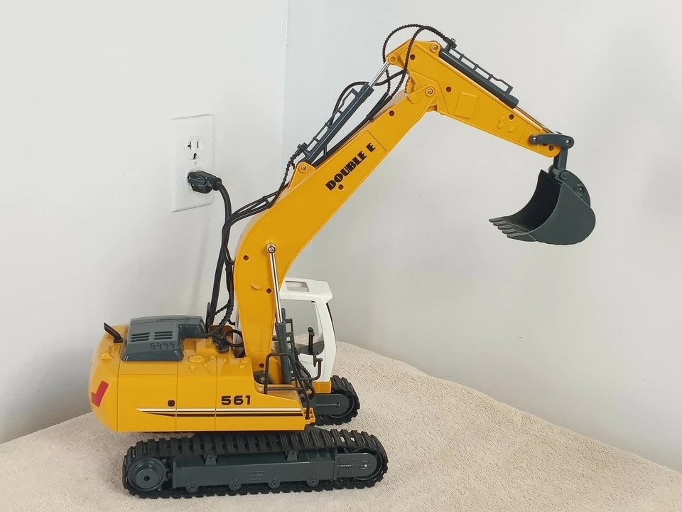 DOUBLE E Remote Control RC Excavator Toy No remote No battery - Image 4 of 4