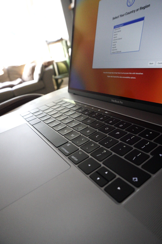 Apple MacBook Pro 15-inch (2017) - 2.9GHz Quad-Core i7, 16GB RAM, 512GB SSD - Photo 11/18
