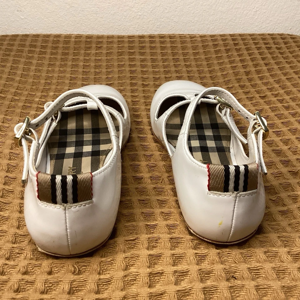 Burberry infantil meninas UE 29 EUA 11,5 bailarina branca crepúsculo biqueira redonda couro envernizado - Imagem 3 de 4