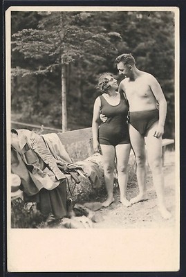 Foto-AK Junges Paar in Badeanzug und Badehose im Freien 