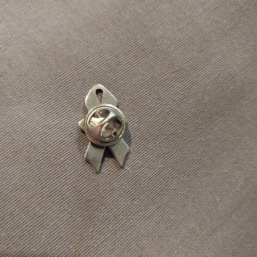 Spilla giacca cappello rosa nastro cancro al seno Ford Automobiles - Foto 2 di 2