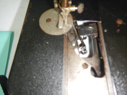 Singer Sewing Machines for Parts or Restoration "Black" - Picture 17 of 44