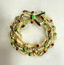 Vntg Gerry's Christmas Wreath brooch gold tone enamel pin Holiday Estate signed