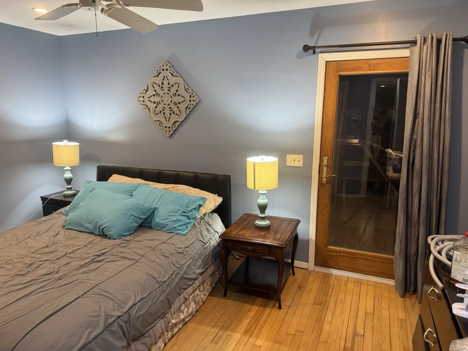 Mesa auxiliar/extremo provincial francesa Henredon de cuatro siglos de nogal Foto 2 de 4