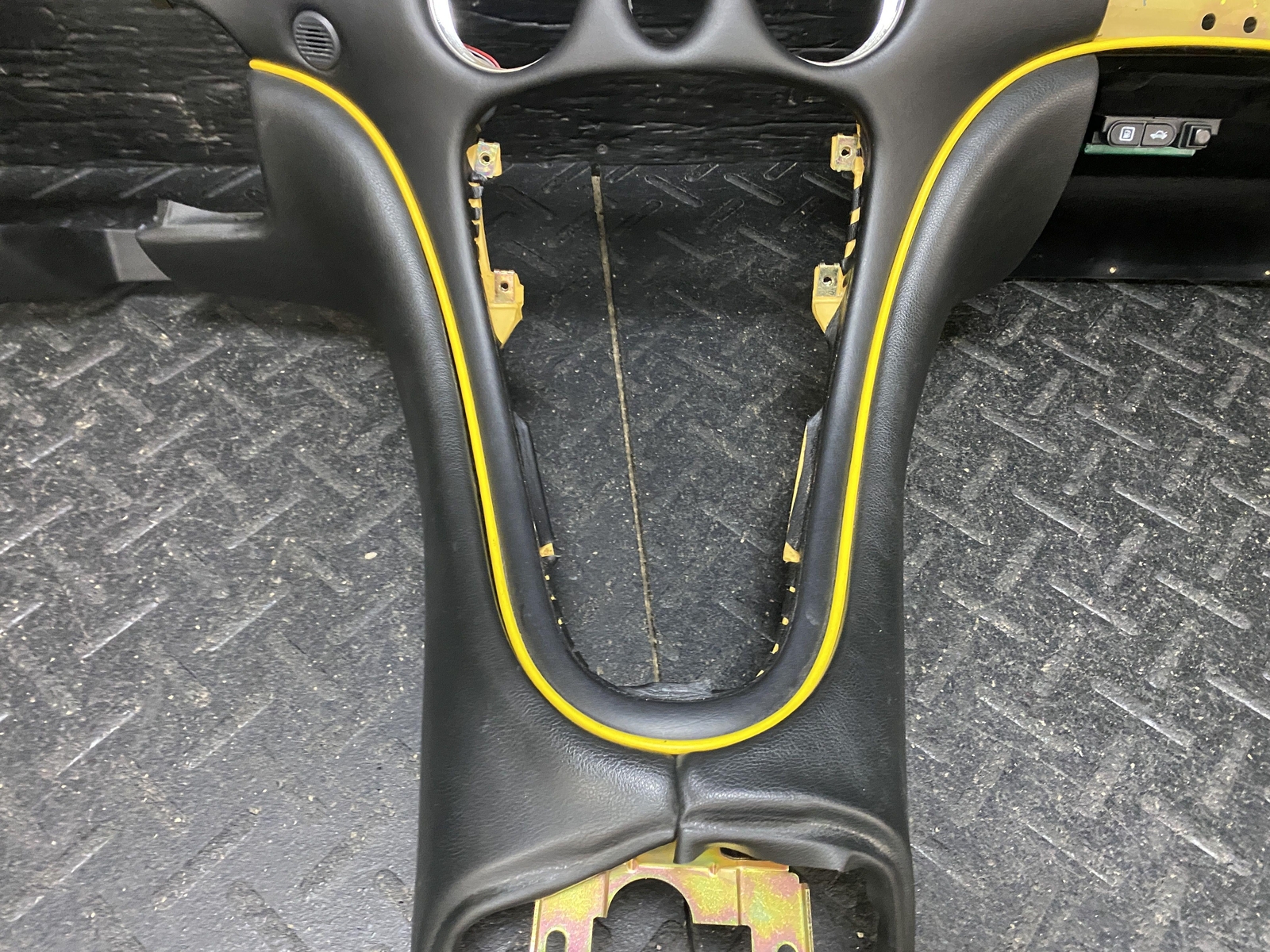 2002 MASERATI SPYDER LOWER DASH PANEL BOARD BLACK LEATHER YELLOW ACCENT
