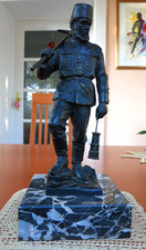 Alter Bergmann, Bronzefigur auf Marmorsockel, ca. 32 cm groß, 4,1 kg
