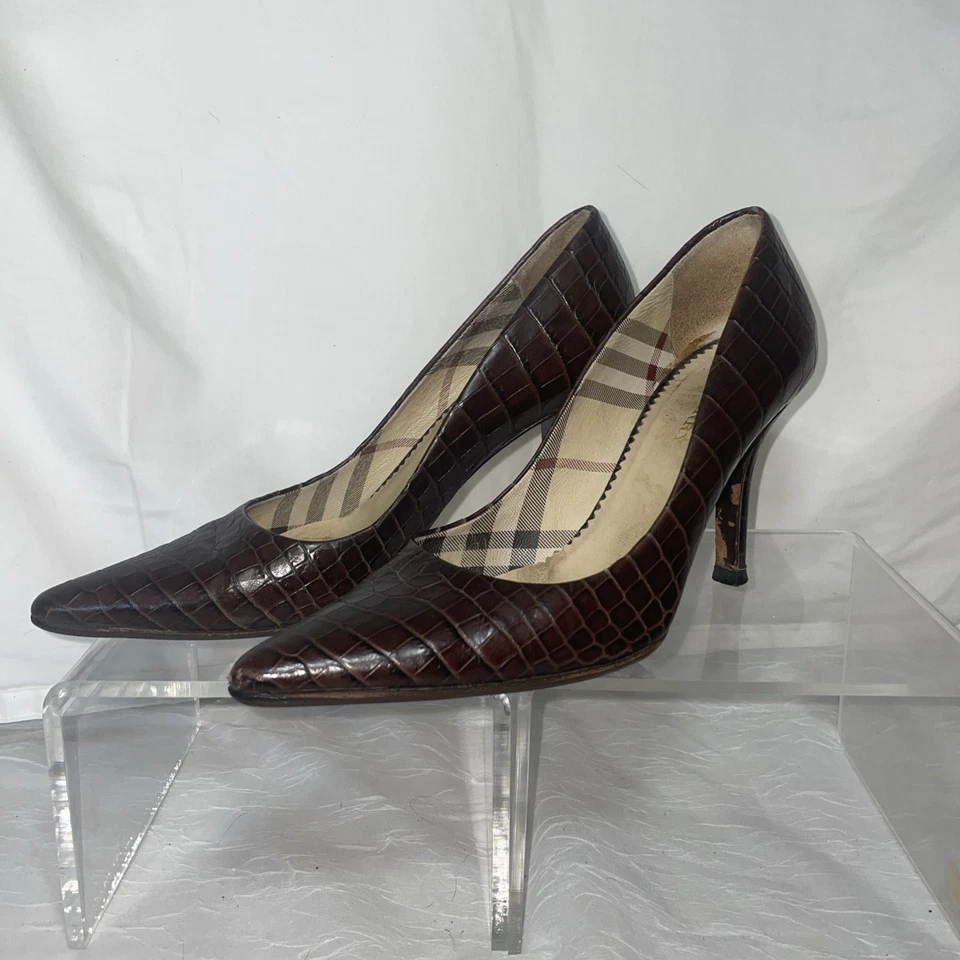 Tacones clásicos vintage Burberry de cuero rojo en relieve de cocodrilo talla 6/36 muy queridos Foto 2 de 4