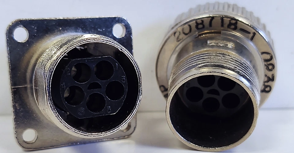 TE Connectivity 208718-1 and 208719-1 5 Position Circular Cable Connector Set - Image 2 of 4