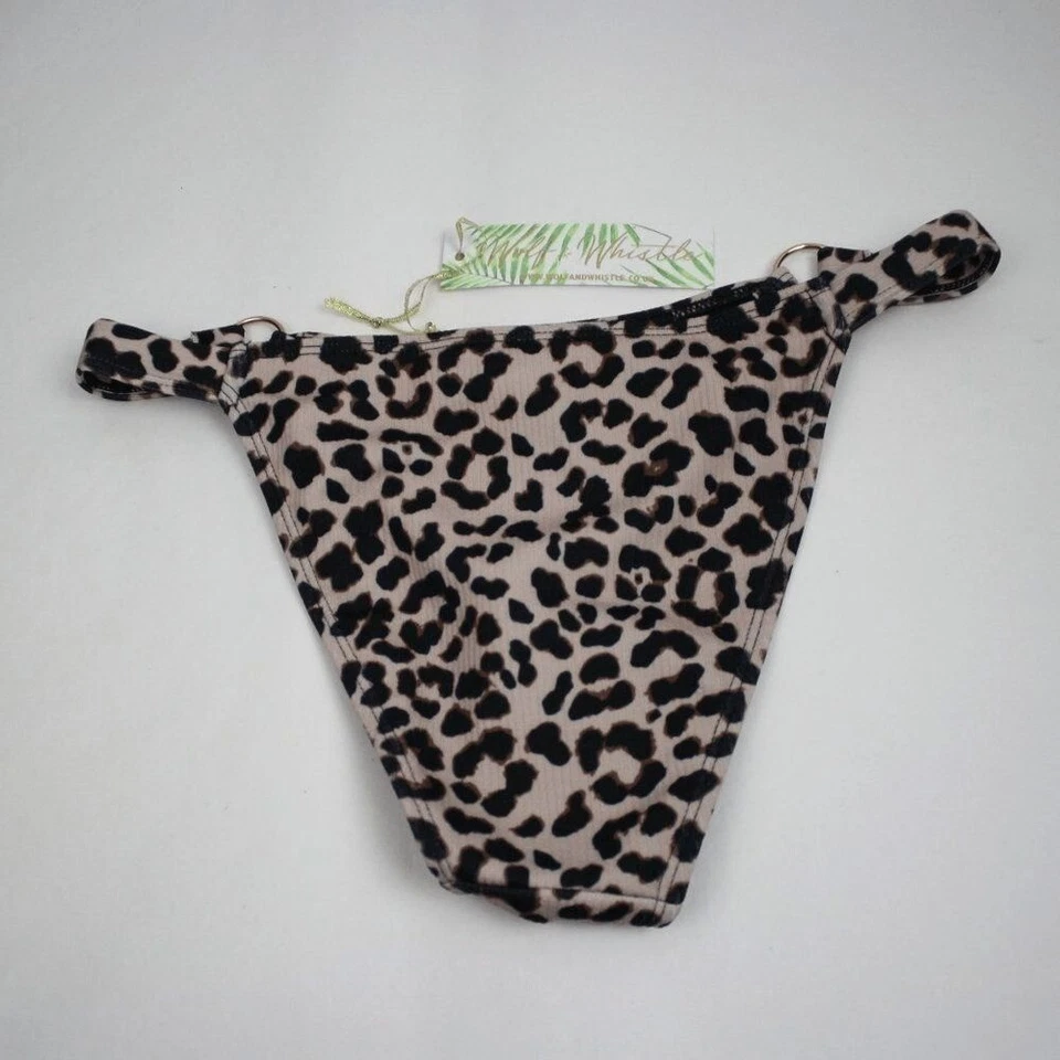 Parte inferior de bikini de pierna alta acanalada exclusiva de Wolf & Whistle con estampado animal talla 2 Foto 4 de 4